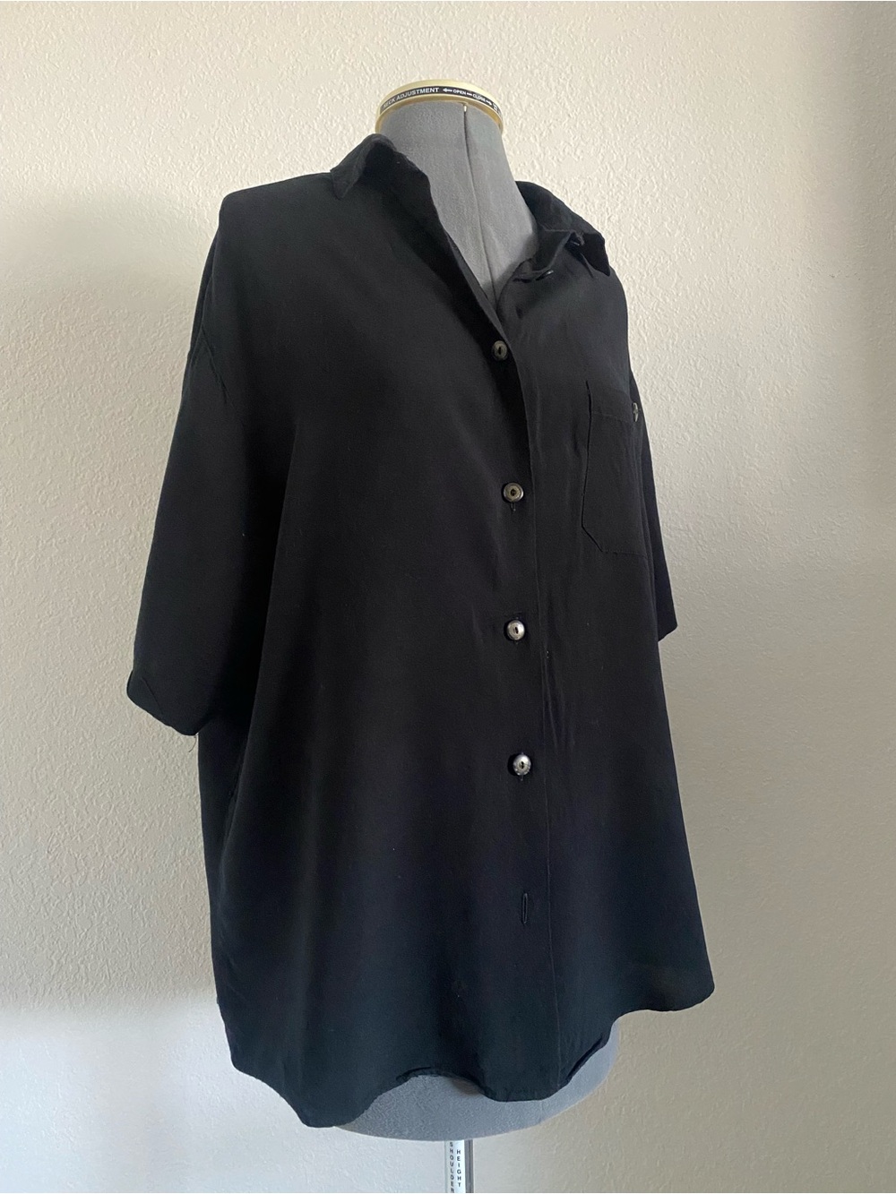Relaxed Black Short-Sleeve Button Front Men’s shirt/streetwear/unisex